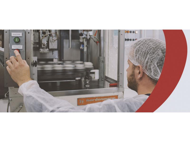 Bild eines Bedieners und einer Maschine